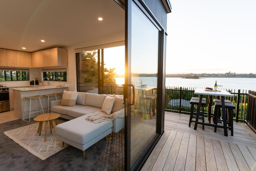 Harbour Haven - A Sunset Oasis! - By KOSH BNB, Tauranga