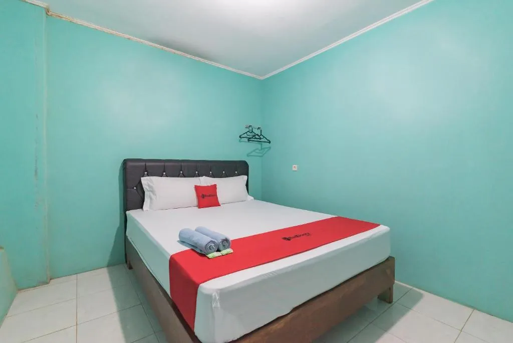 RedDoorz near Pantai Ujung Genteng，位于Cijaringao的酒店