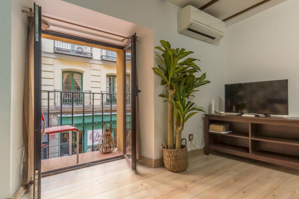 Bright and Cozy - 2 Bedrooms 1.5 Baths - La Latina - 2