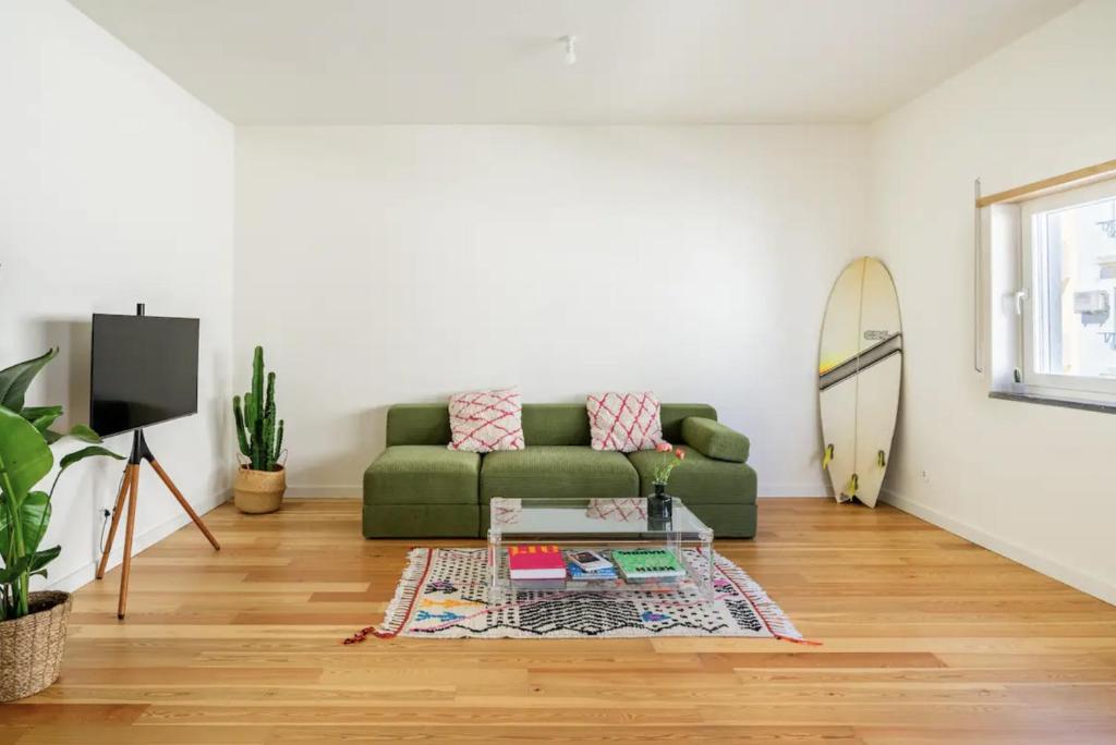 Modern 1-Bed Apt with Big Balcony near Beaches, Costa de Caparica