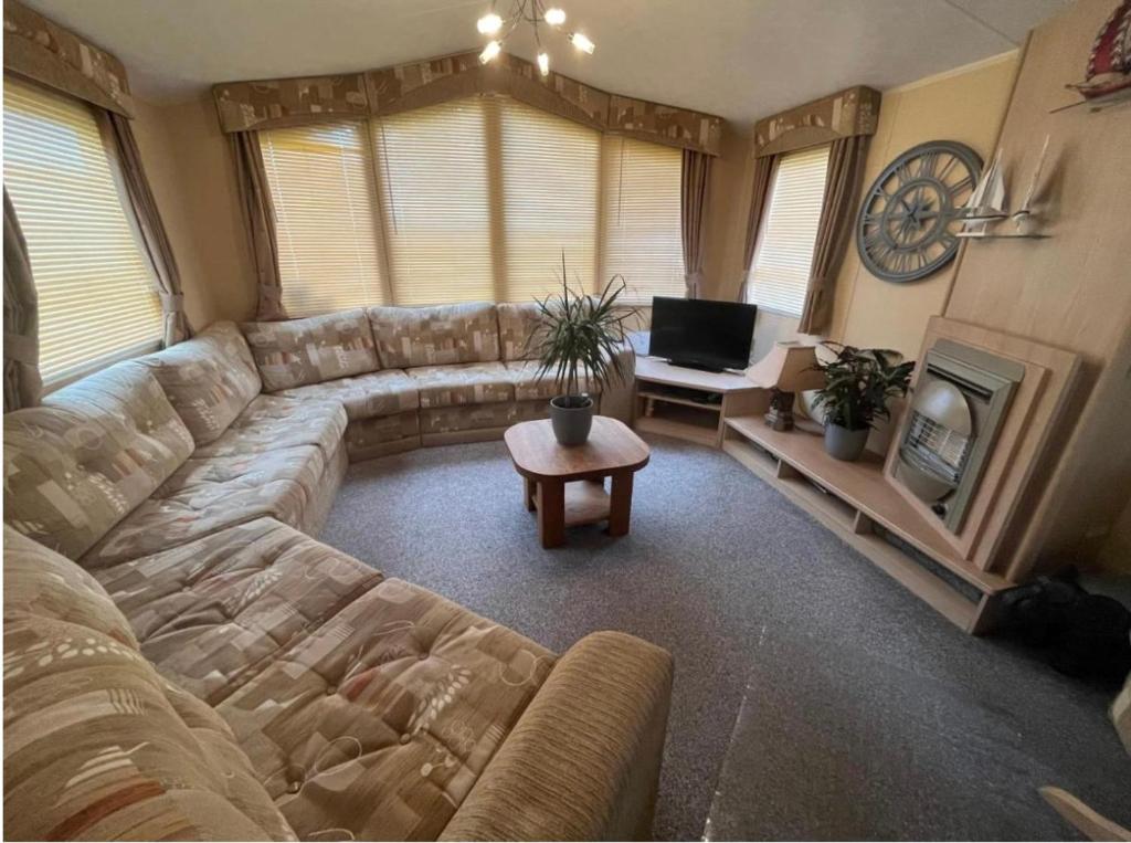 Spacious & welcoming 6th Berth Caravan California Cliffs Holiday Park, Norfolk Coast, Scratby