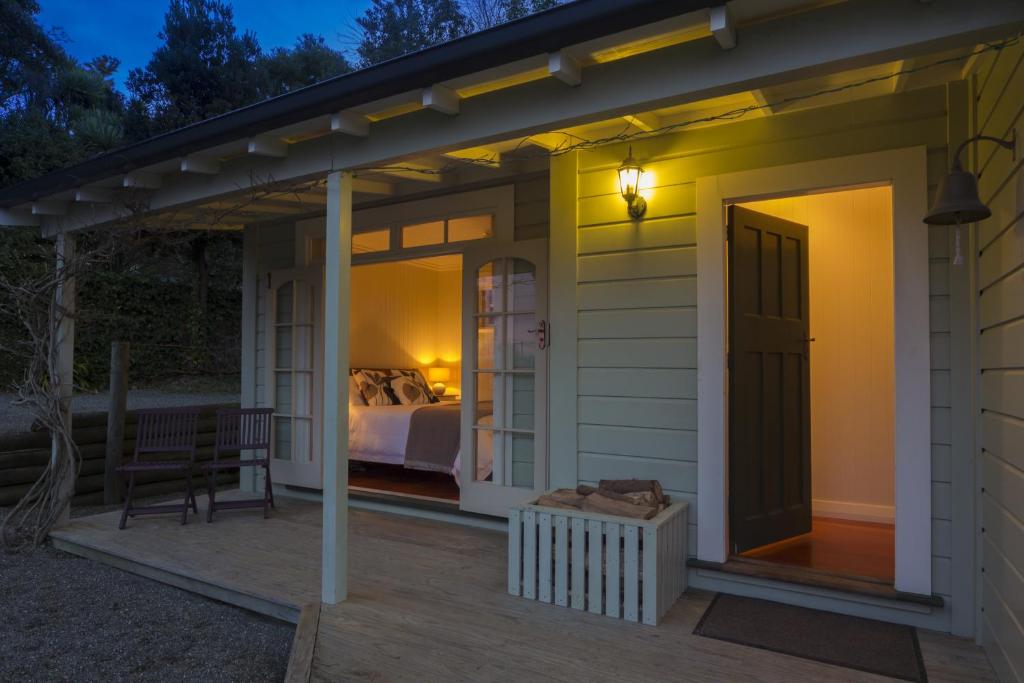 Balcony/terrace, Kina Beach Cottages in Nelson