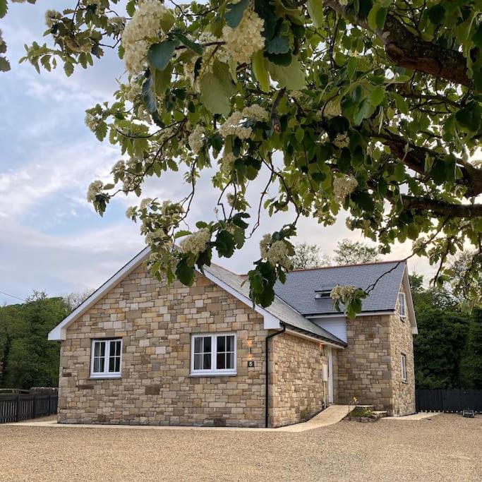 Riverside View - Large, modern 4 bedroom house with hot tub, Wooler