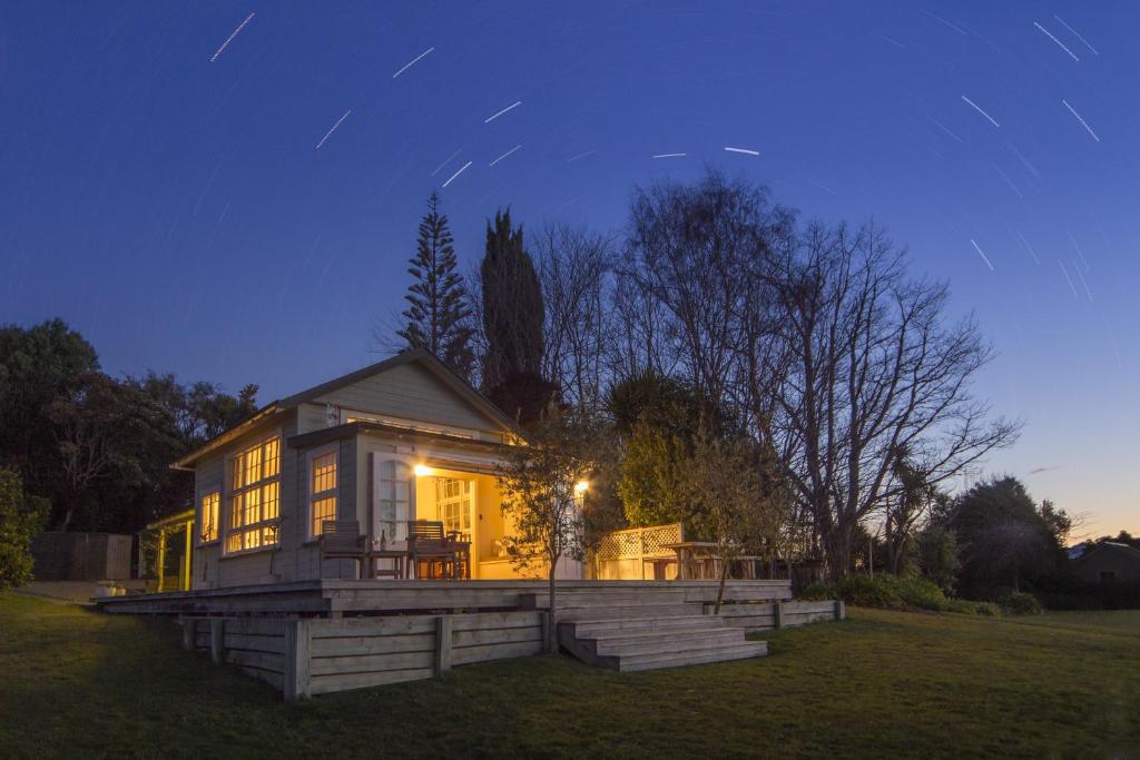 Kina Beach Vineyard Cottages — Hotel in Nelson