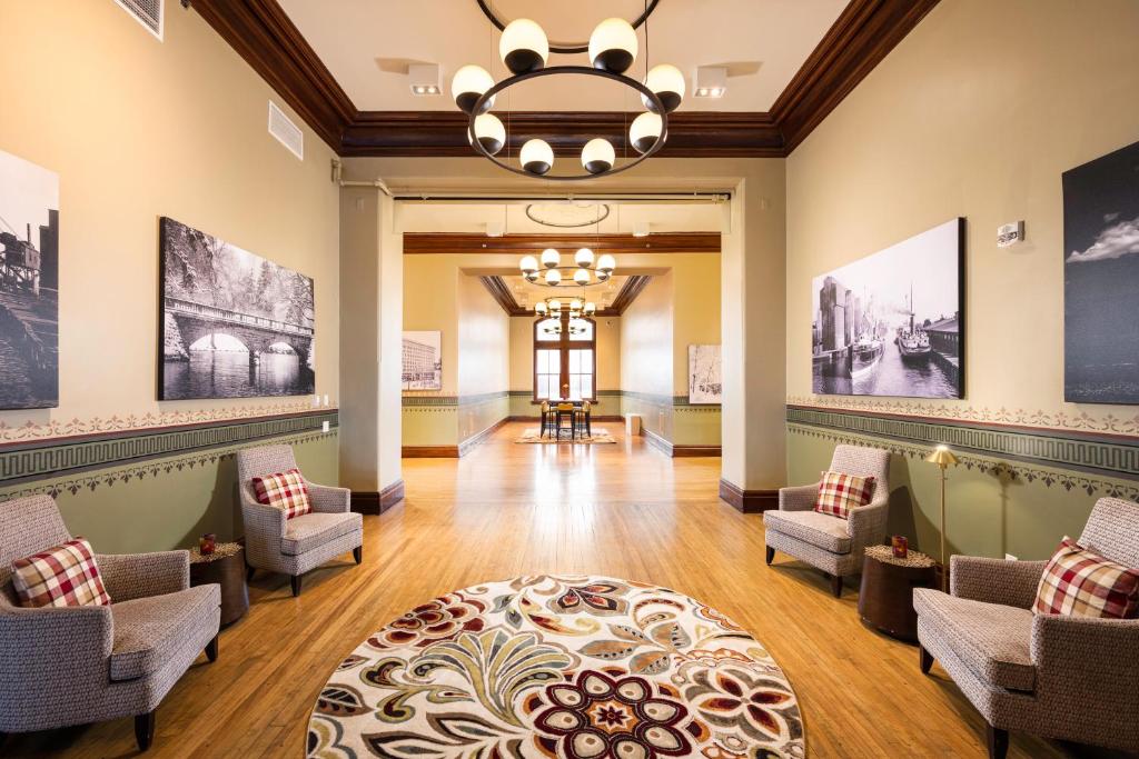 The Richardson Hotel