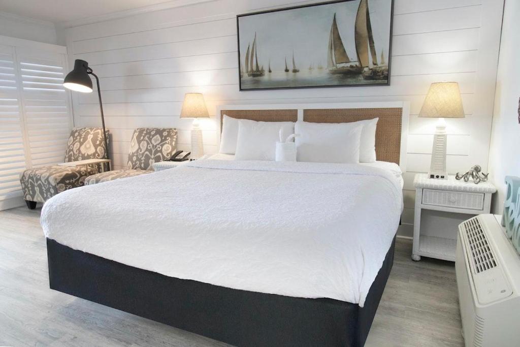 Pool View Efficiency with King Bed 1st Floor, Pawleys Island