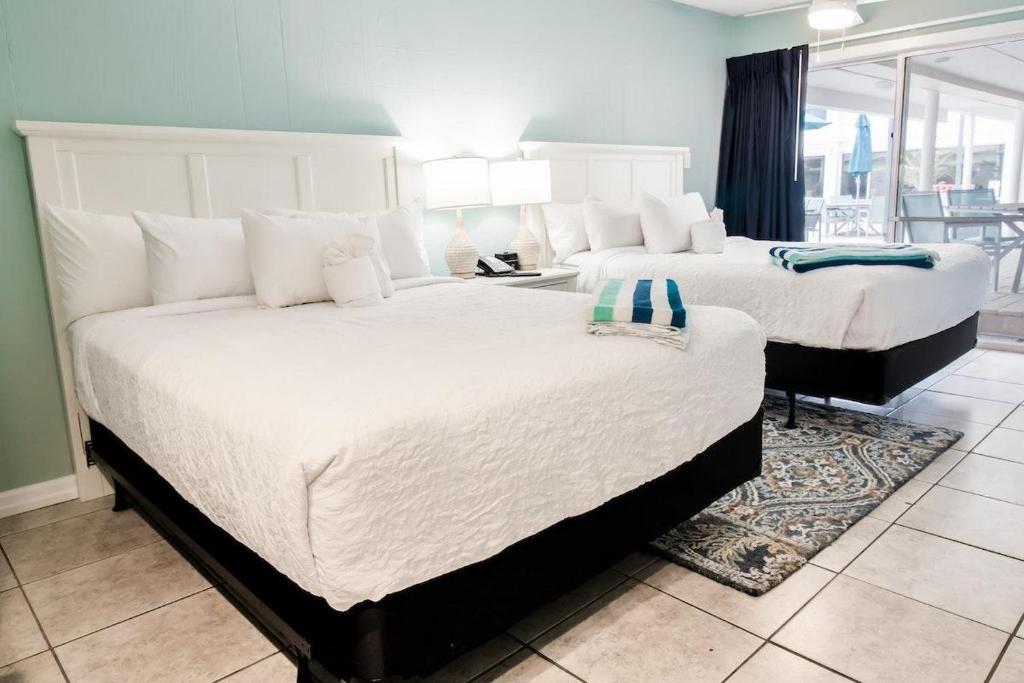 Pool View Room First Floor Sleeps 4, Pawleys Island