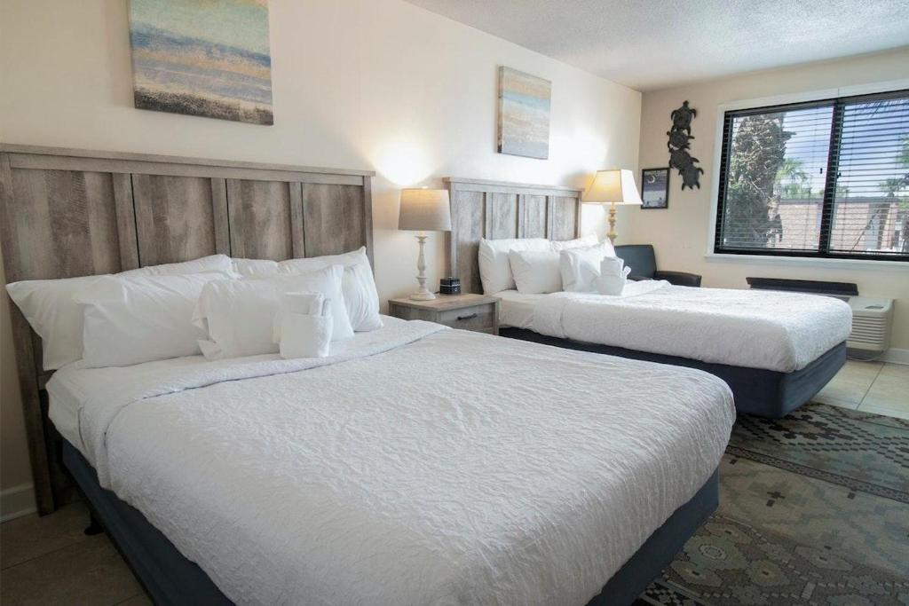 Steps From Beach Sleeps 4 Beautiful Views, Pawleys Island