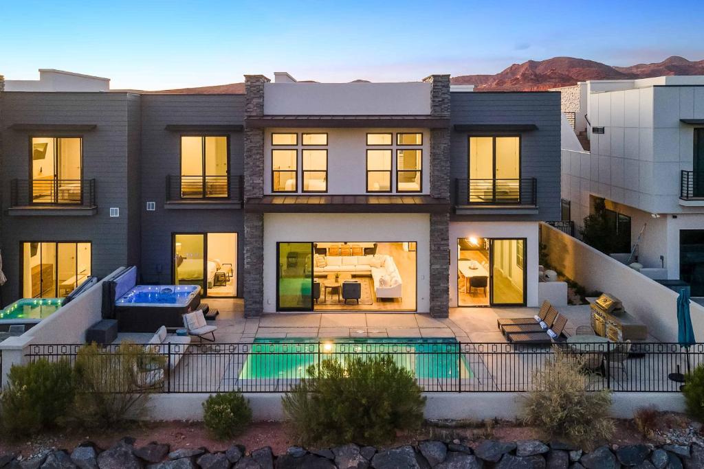 Double Eagle on the 8th home, Washington