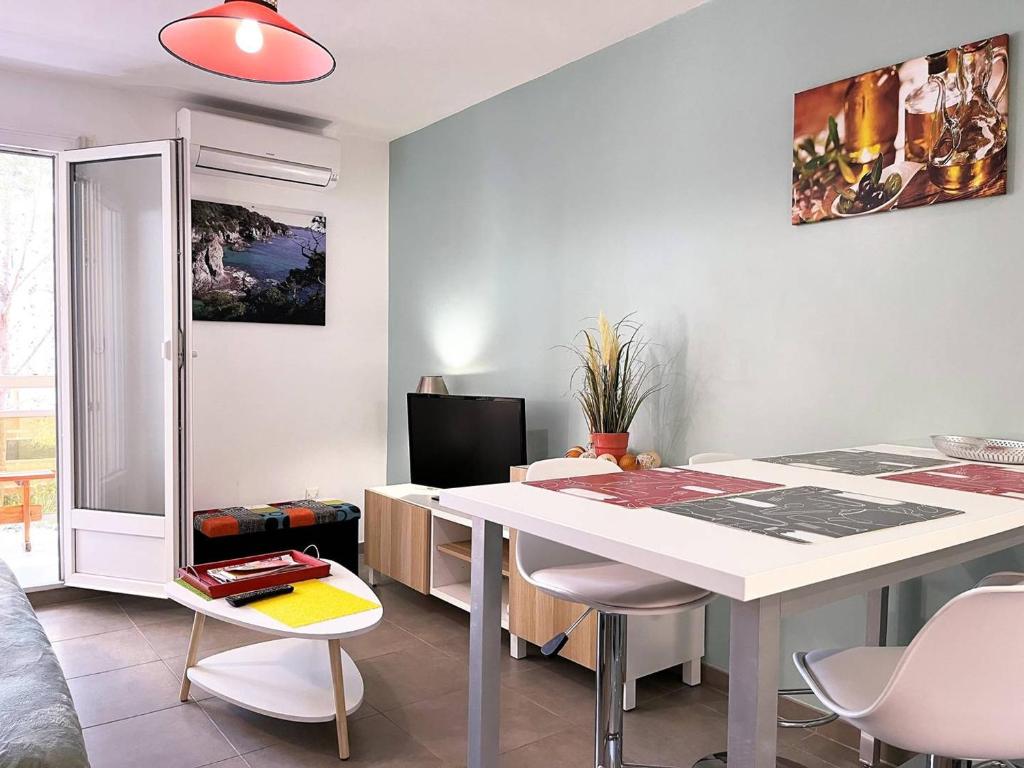Appartement récemment rénové de 2 pièces avec balcon, climatisé, à 450m de la plage - Bormes-les-Mimosas - FR-1-251-562 - 3