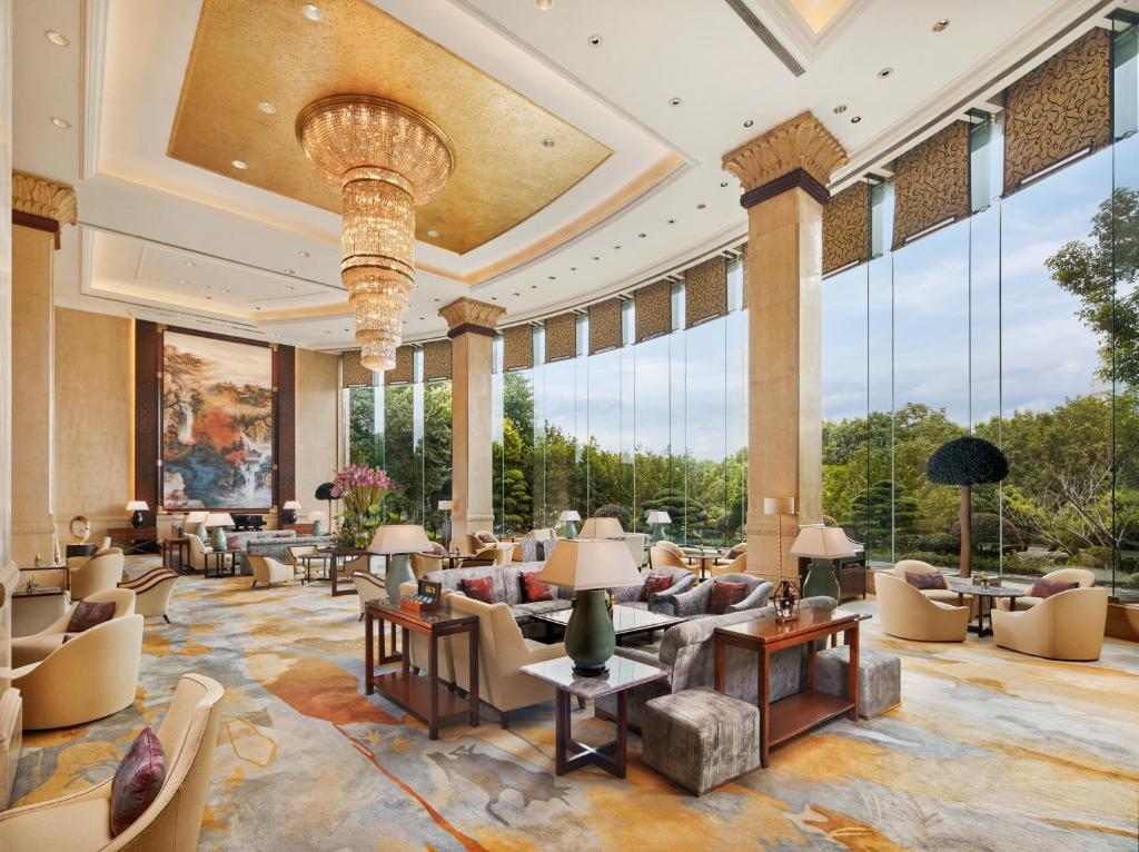Shanghai Pudong Shangri-La, Shanghai dining