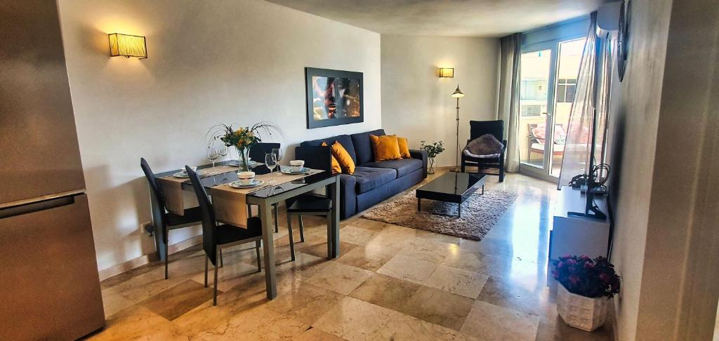 Marbella 2000. Spacious Apartment on the Promenade., Marbella