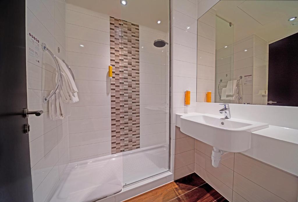 Premier Inn Dubai Al Jaddaf - An Emirates Group Company — Hotel rooms in Dubai