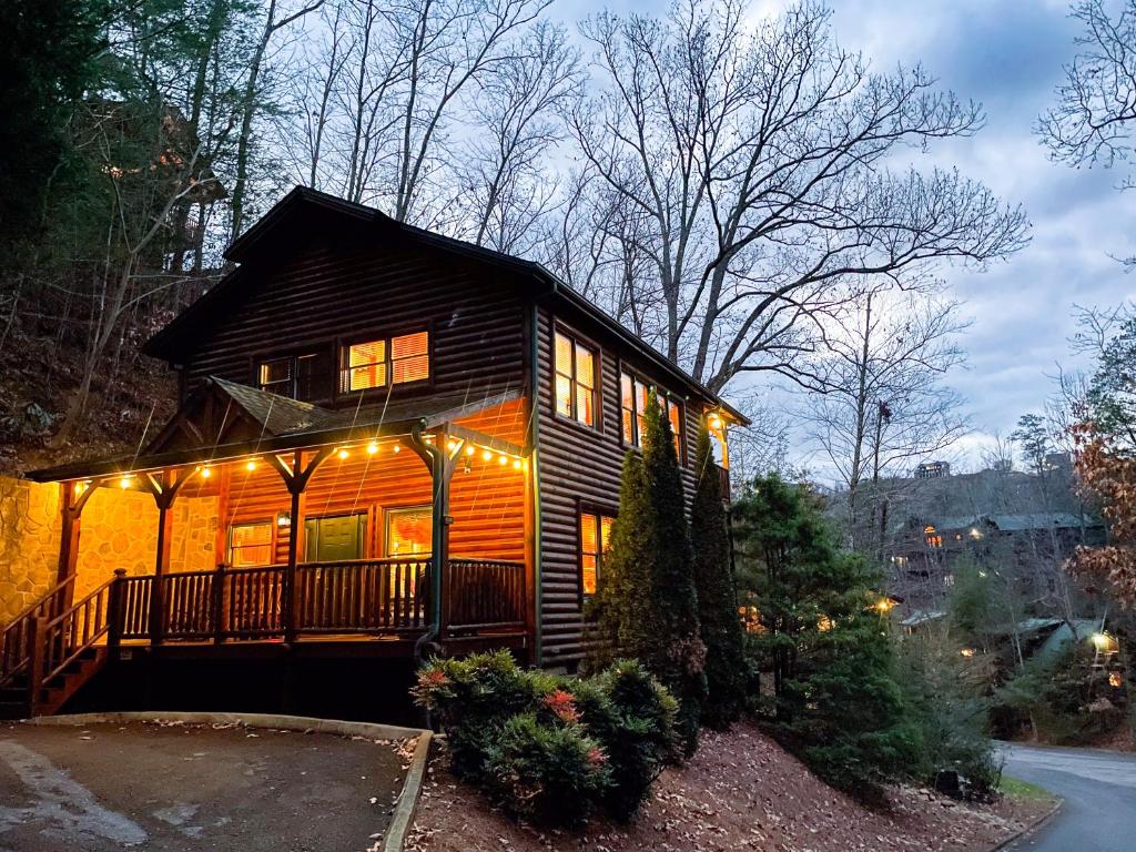Spacious Resort Log Cabin, Easy Drive, Hot Tub, Arcade Gameroom, Mountain Vibe, Gatlinburg