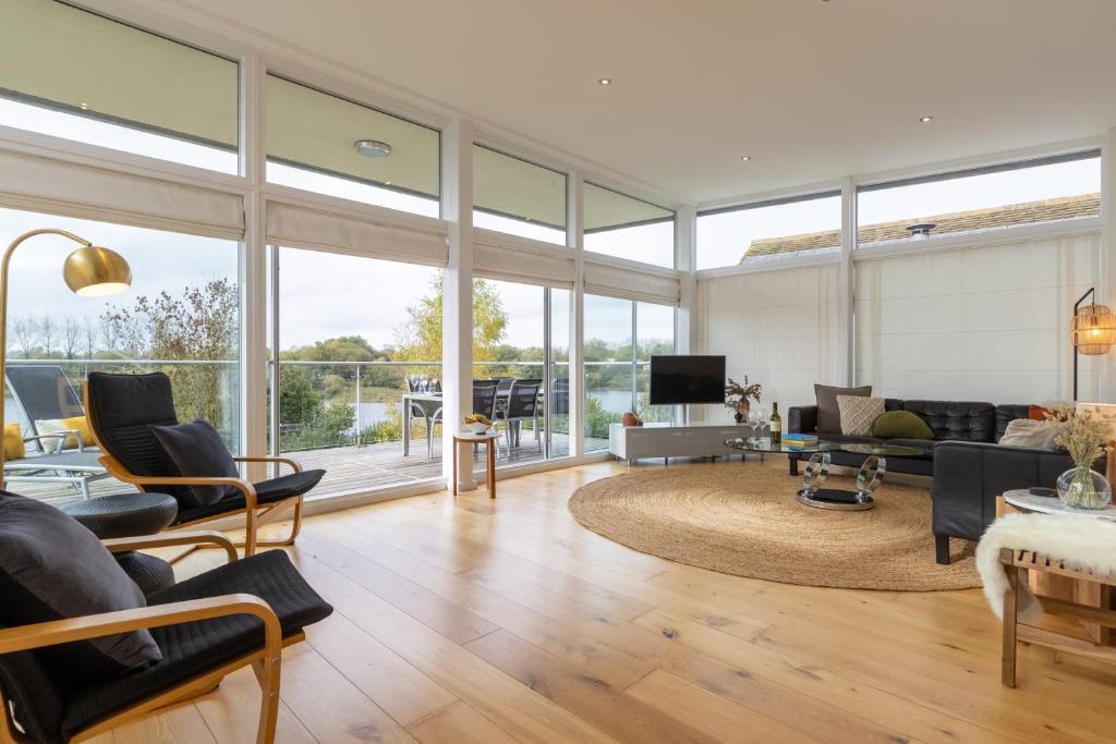 Llyn View HM122 Lakeside Spa Holidays, Somerford Keynes