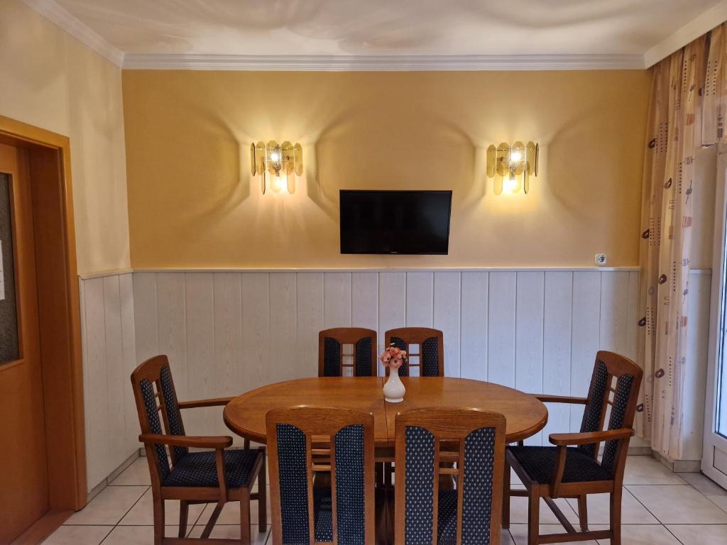Shared lounge/TV area