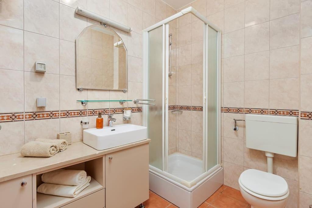 Spacious 1Bedroom on the Main Square of Kotor - 3