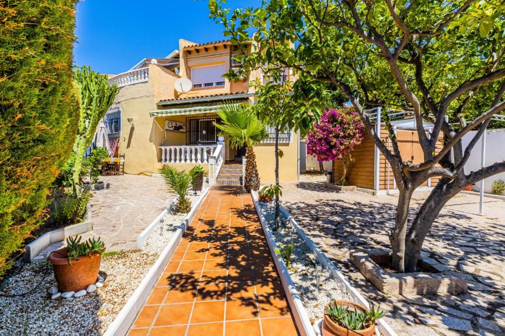 Paraíso Familiar en Marisol Park Bungalow con Piscina, Tenis y Parking - 3