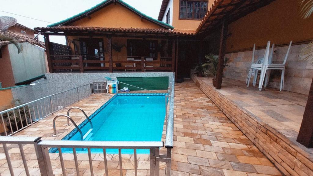 CASA COM PISCINA E CHURRASQUEIRA