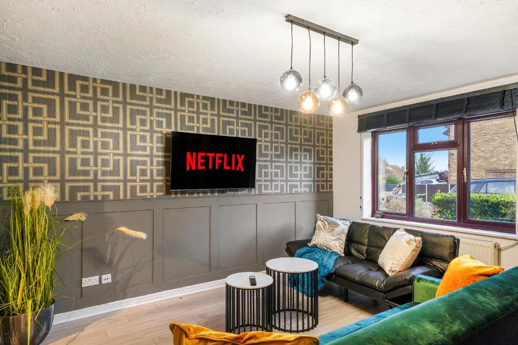 Stylish 3 Bed House in Greenhithe, Greenhithe