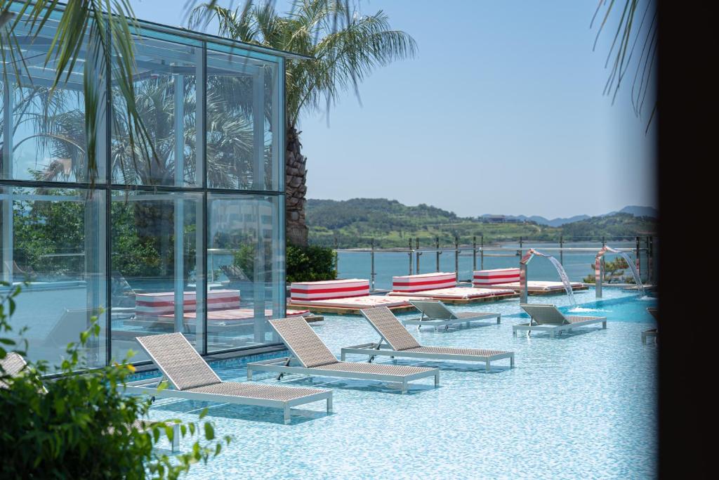 Swimming pool