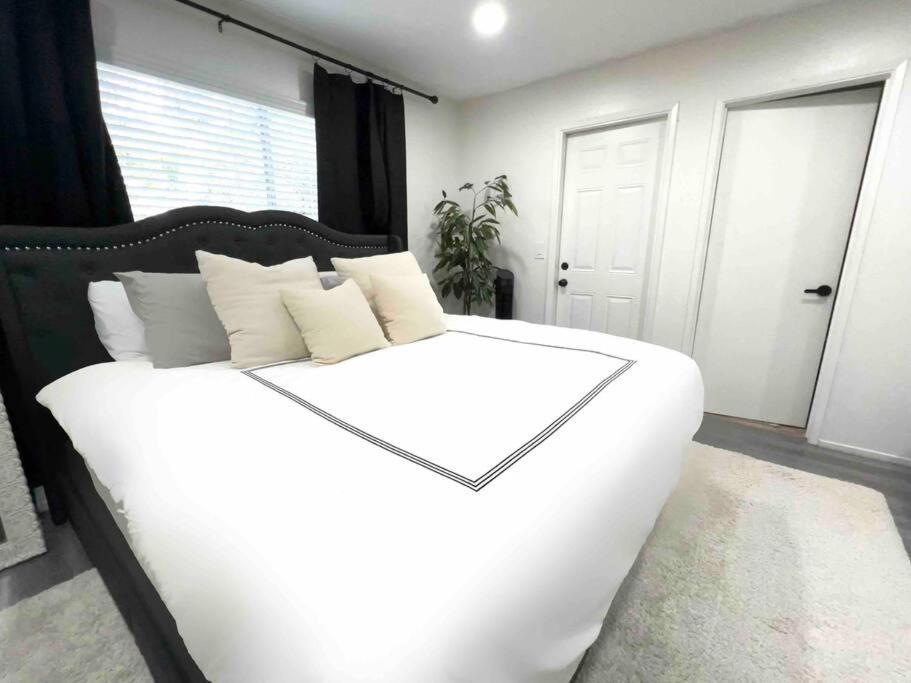 Entire home, King Bed,CoffeeBar& game room
