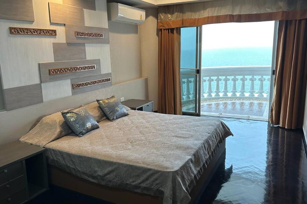 Private beach Spacious pool and panoramic SeaView from balconies, 3 Bedroom in Pattaya, Pattaya North