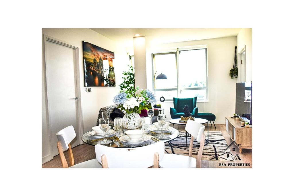 Comfortable Contractor, Family, Group Stay - Sleeps upto 5 - Pets Welcome Parking on Request, Bracknell