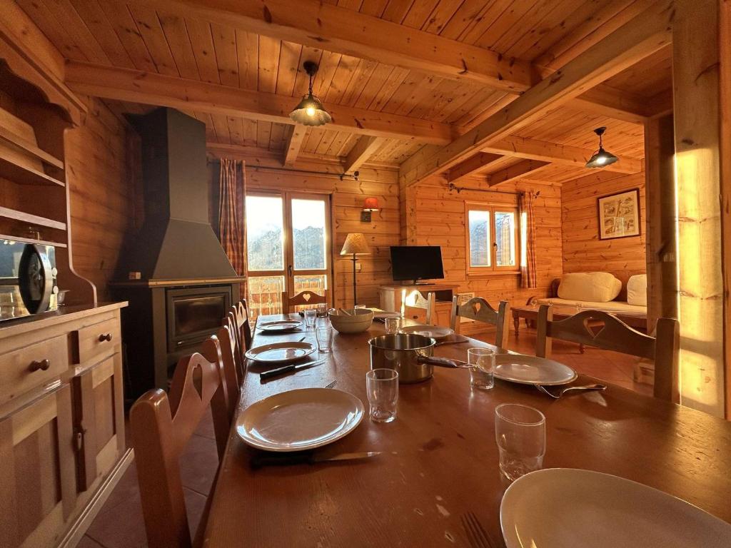 Superbe chalet pour 8 pers. près pistes et commerces, cheminée, terrasse, piscine, navette, ménage inclus - FR-1-651-11 - 4