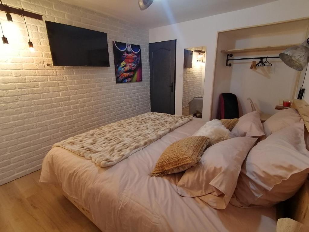 Gîtes déco pop et chaleureuse avec jacuzzi, sauna, piece coquine - 2
