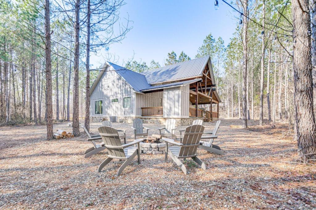 Broken Bow Cabin with Hot Tub and Covered Deck!, Broken Bow