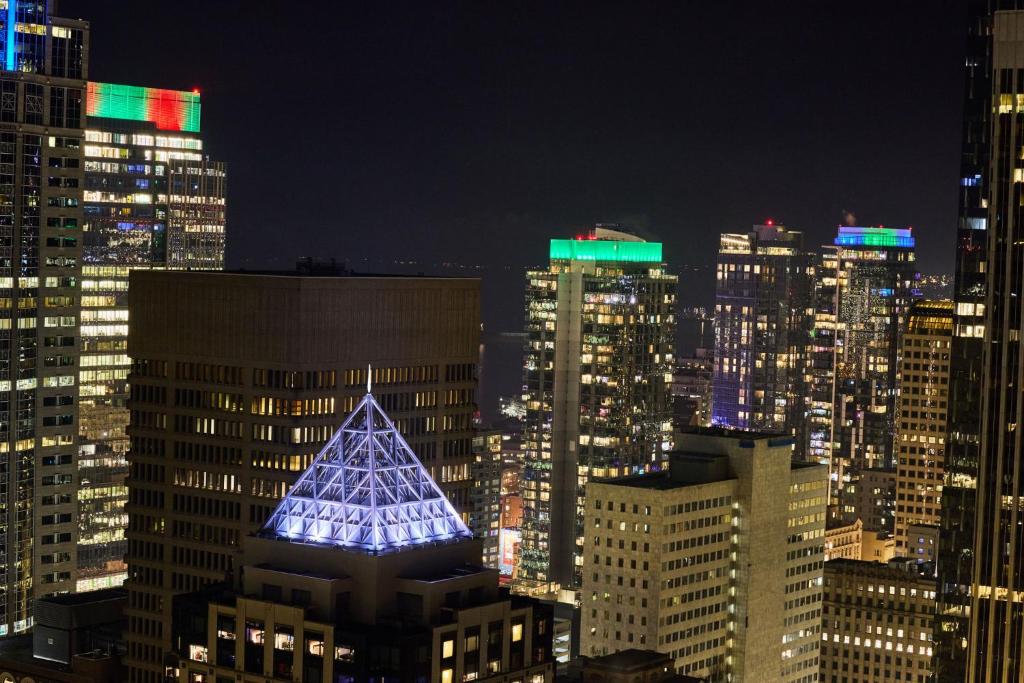 Located in Seattle (WA) tourist area