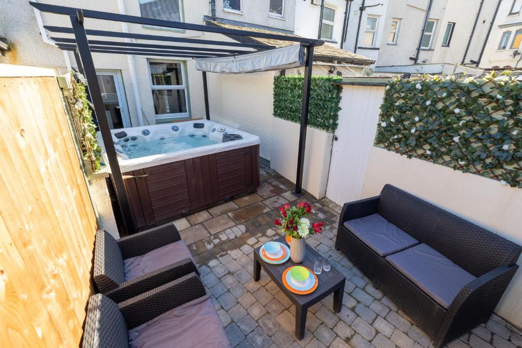 The Bay Cottage Hot Tub & Sauna, Morecambe photo 5