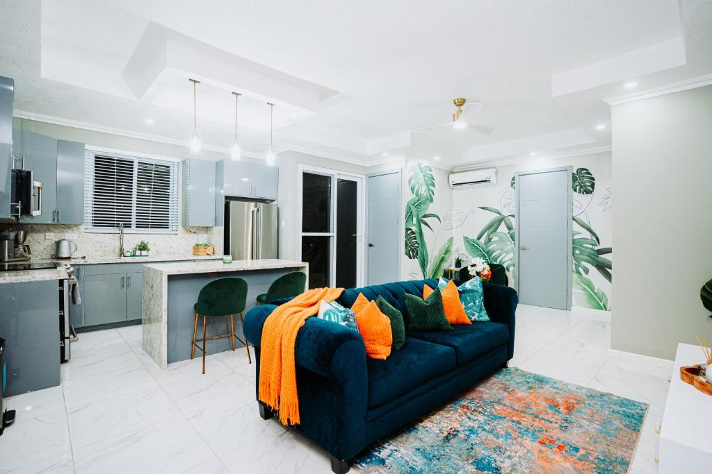 Lush Penthouse Escape with Rooftop Pool, Kingston