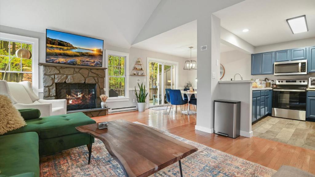 The Outpost Camelback Walk to Ski, Swim, and Fun!, Tannersville