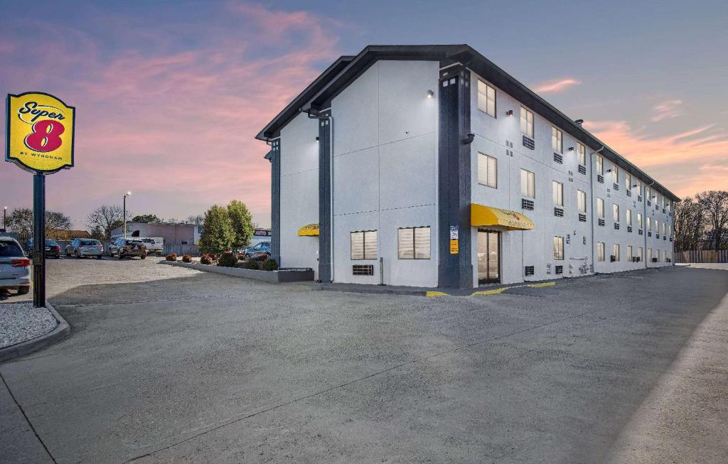 Super 8 by Wyndham Johnson City, Johnson City