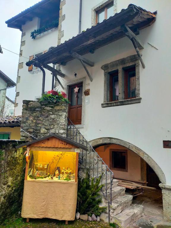 Cjase Vecje, Sùtrio