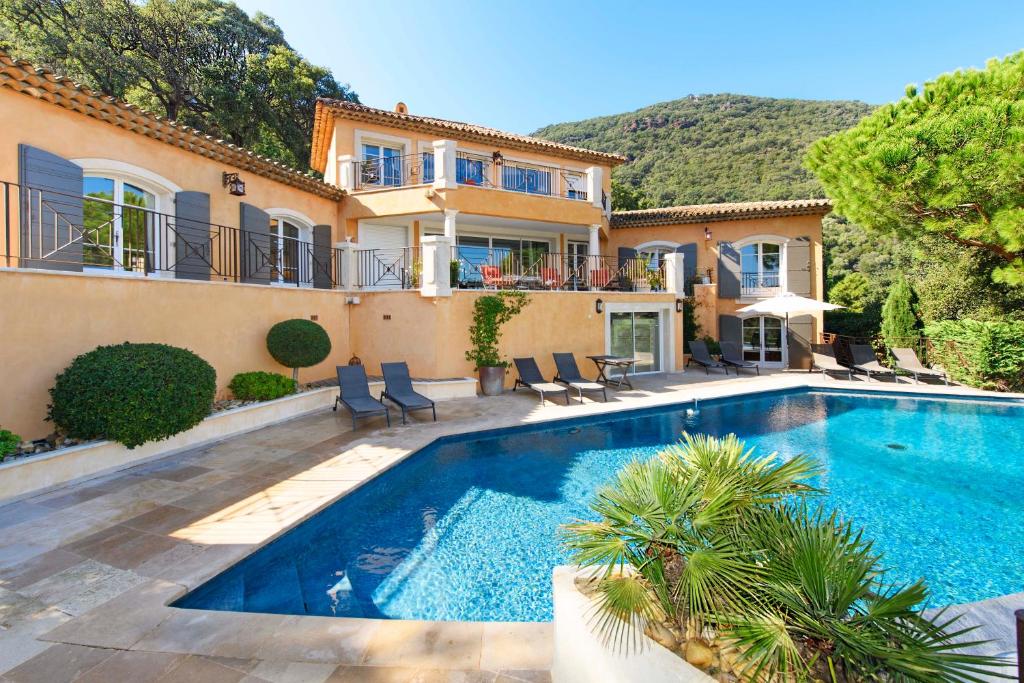 Villa Darius Belle et grande villa, piscine, clim, vue mer Cavalaire sur Mer - 3