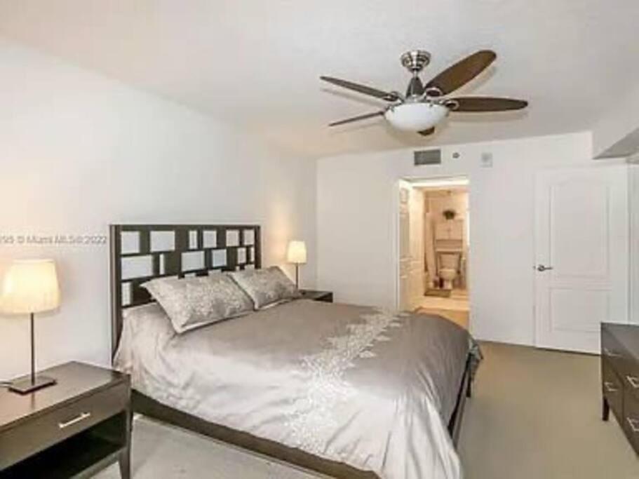 Amelie Brickell modern Condo with Pool & Balcony & Gym & Free Parking & Bayview # Walk to Everything, Miami