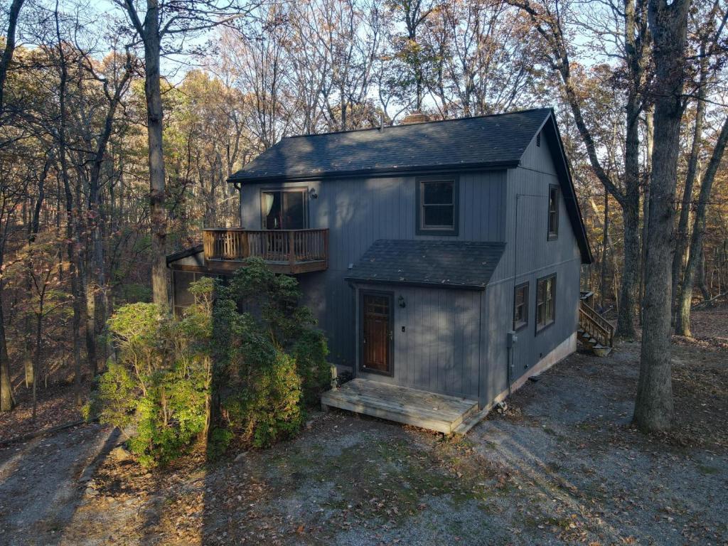 The Fern -- Private - Pet Friendly - Fireplace - River Access - Fire Pit - EV Station, Morton Grove