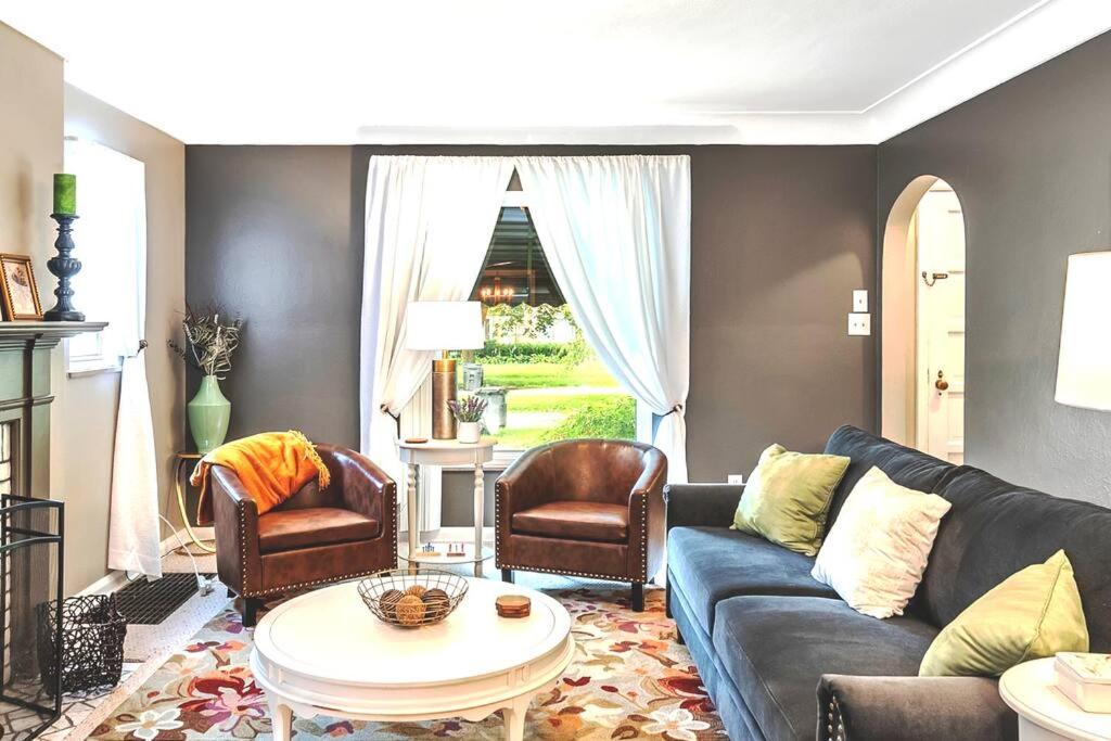 Adorable 2 Bedroom Private Cottage, Kitchen, WD, Garage, Netflix, Yard