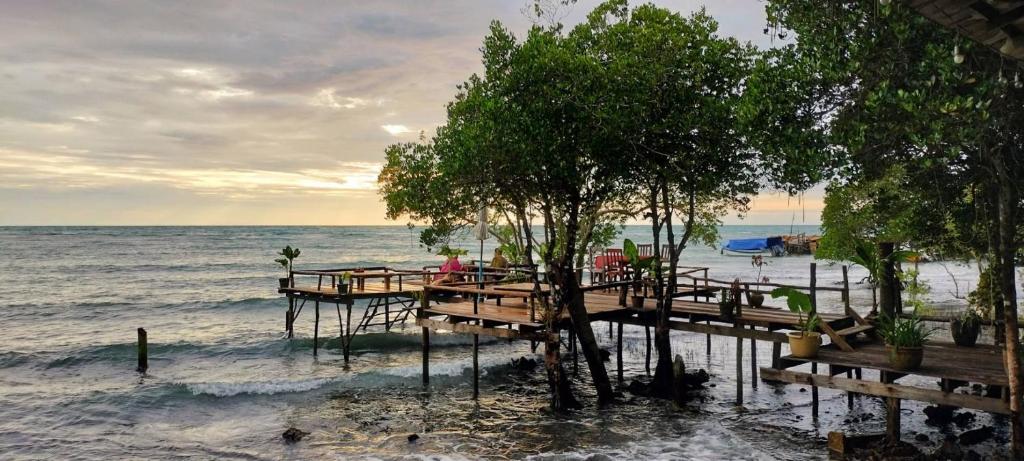 bay yard hut kohchang