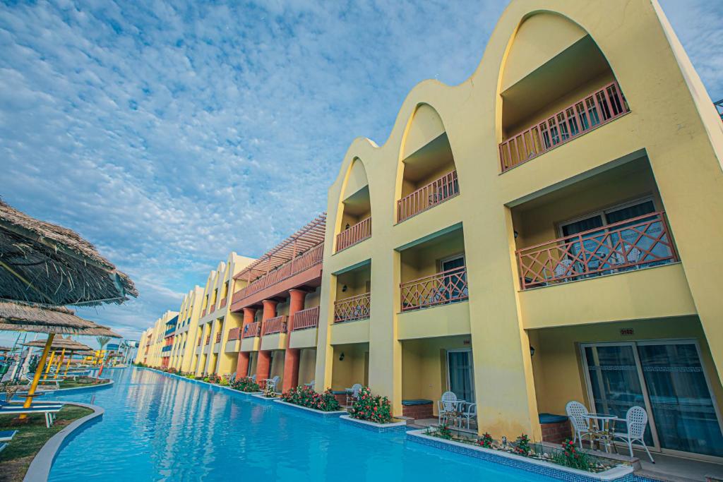 Titanic Beach - Families and Couples only — Hotel building in Hurghada, Red Sea