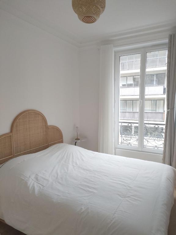 Stylish Parisian Flat near Eiffel Tower - 3