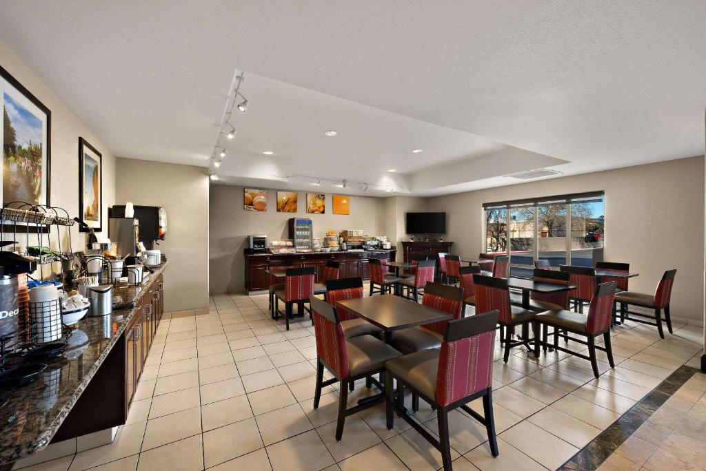 Comfort Inn & Suites Airport Convention Center