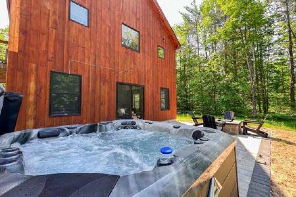 Spacious Family Getaway, New, Peaceful plus Hot tub