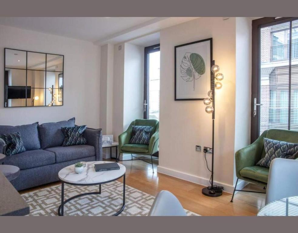 Westminster 2 bed 2 bath apartment with Air-Con, London