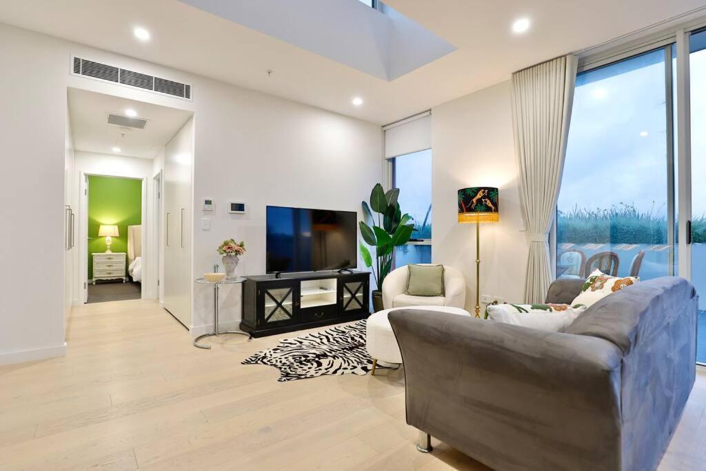 Lumière Sanctuary - Antique Elegance with Parking, Sydney