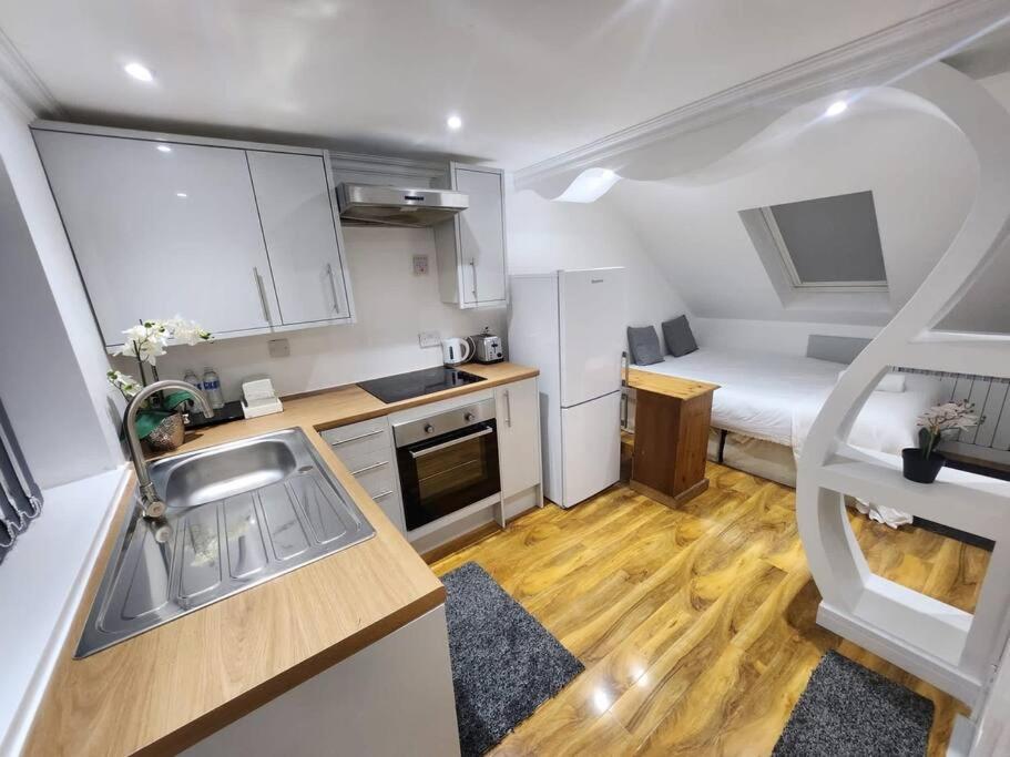 Bright and cosy loft converted studio apartment!, Oxford