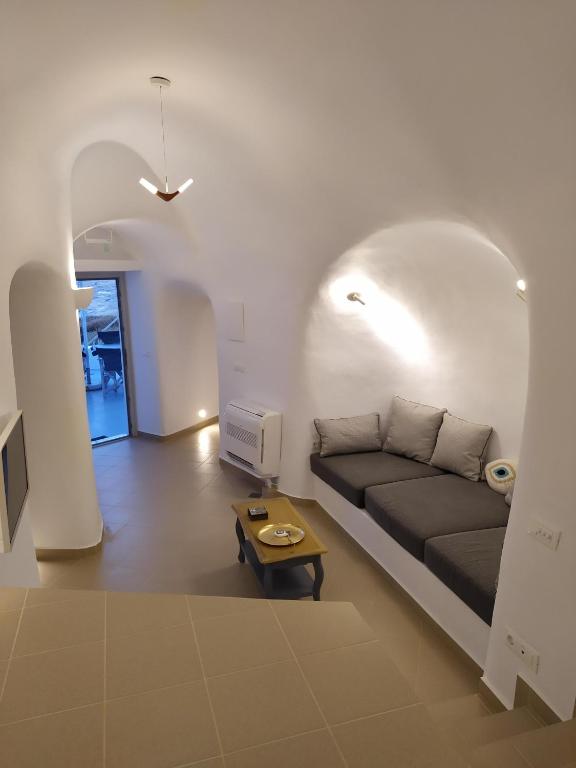 Santorini Cave Suite, Éxo Goniá